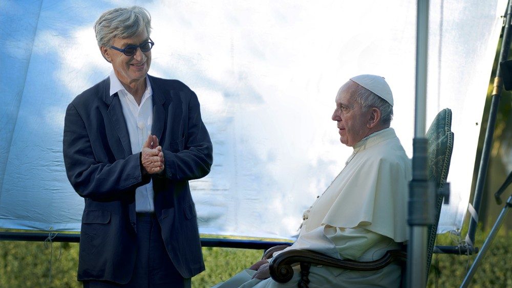 Папа Францішак і Вім Вендэрс падчас працы над фільмам