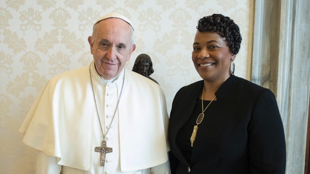 Папа Францішак з малодшай дачкой Марціна Лютэра Кінга Берніс Альбертынай. Ватыкан, 2018 г.