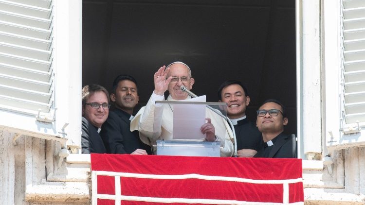Папа Францішак з чатырма новапрэзбітэрамі © Vatican News