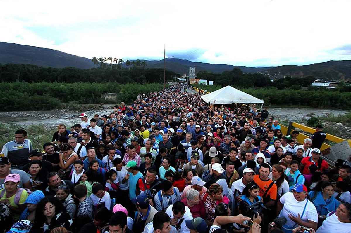 Венесуэльцы чакаюць адкрыцця мяжы з Калумбіяй, каб набыць ежу, туалетную паперу, пялюшкі-падгузкі