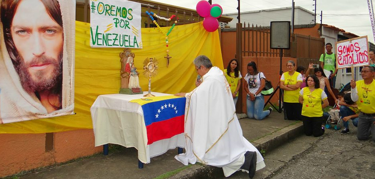 Каталіцкі святар моліцца за мір у Венесуэле