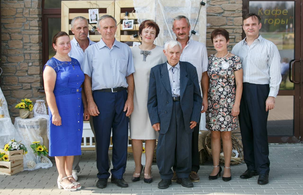 Фота з сямейнага архіва: Казімір Уладзіслававіч разам з дзецьмі і зяцем (другі злева)