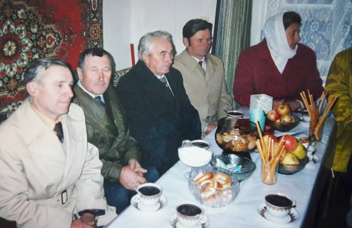Казімір Маліноўскі (першы злева) разам з членамі касцёльнага камітэту, 1990-я.