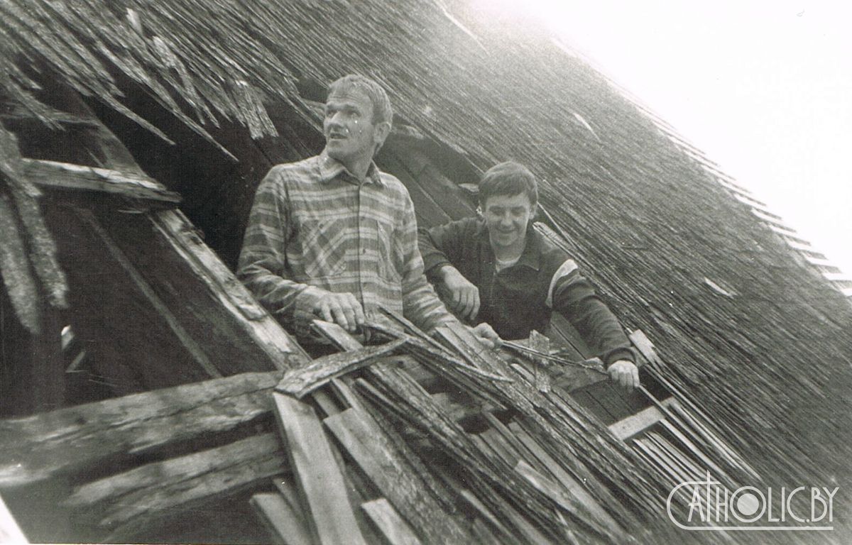 Кс. Войцех Леманскі ў 1990-х падчас замены дахоўкі касцёла ў Засвіры (прыватны архіў, друкуецца ўпершыню)