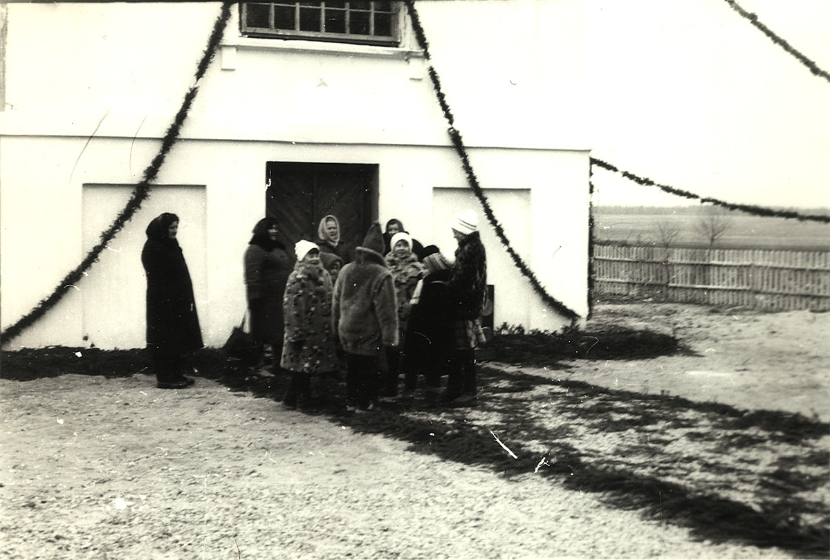 Вернікі чакаюць арцыбіскупа Казіміра Свёнтка. 30 лістапада 1993 г. Фота з сямейнага архіву Людмілы Мароз.