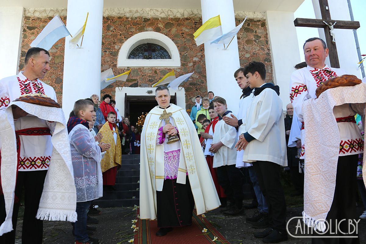 Catholic.by - Будавалі як свіран, а пасвяцілі касцёл. У Дзеркаўшчыне  адзначылі 200-гадовы юбілей парафіяльнай святыні