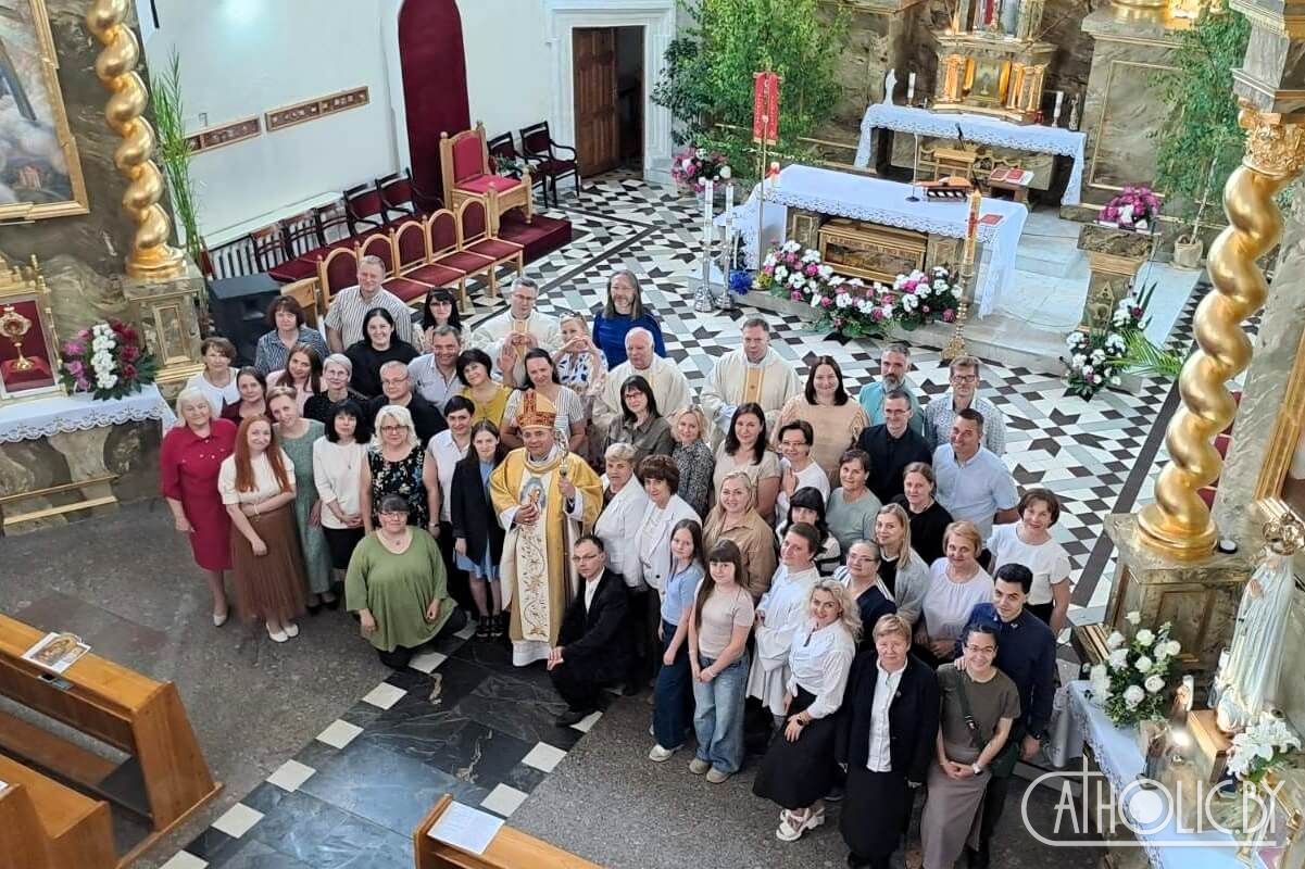 Падчас урачыстага завяршэння 2024-2025 навучальнага года ў касцёле Звеставання Найсвяцейшай Панне Марыі ў Гродне