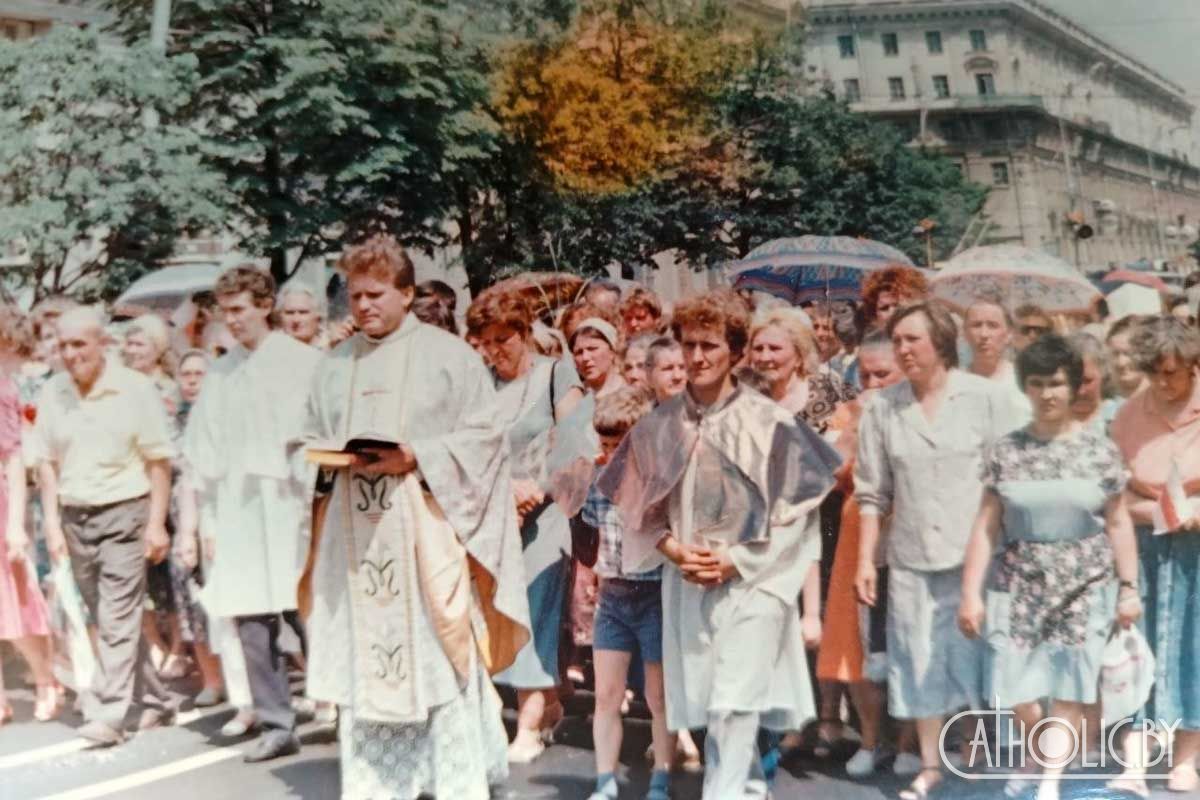 Першая працэсія Божага Цела вуліцамі Мінска (чэрвень 1991 года). Фота: Леанід Загорскі