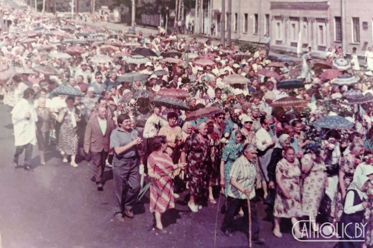 Першая працэсія Божага Цела вуліцамі Мінска (чэрвень 1991 года). Фота: Леанід Загорскі
