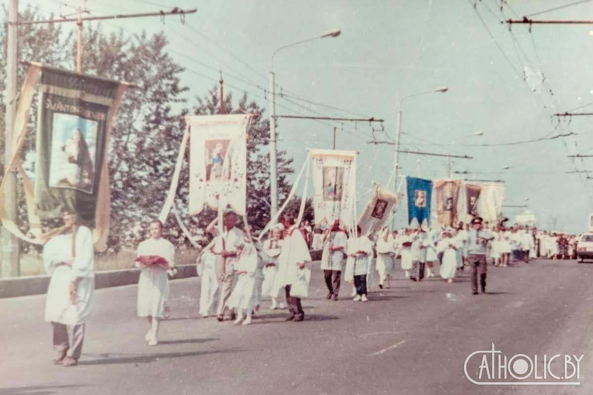Першая працэсія Божага Цела вуліцамі Мінска (чэрвень 1991 года). Фота: Леанід Загорскі