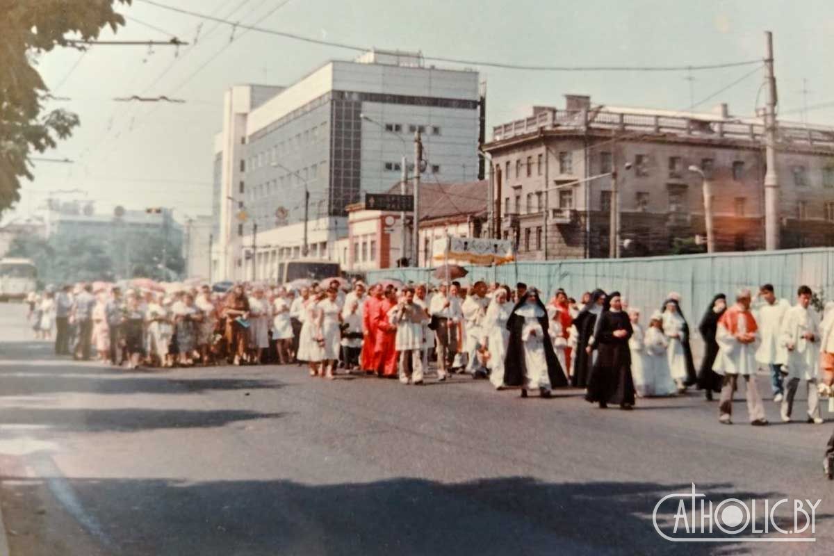 Першая працэсія Божага Цела вуліцамі Мінска (чэрвень 1991 года). Фота: Леанід Загорскі