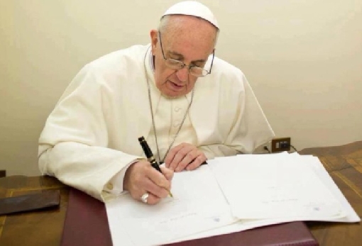 images/previews/news/2020/06/11623/p-2020-06-01-Pope-Francis-writing-740x493.jpg