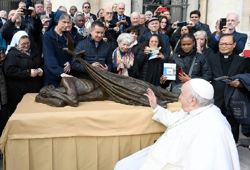 images/previews/news/2022/11/p-2022-11-09-Papa-Francisco_estatua_Abrigo_Sheltering_pessoasemabrigo_Foto-Vatican-News-3.jpg