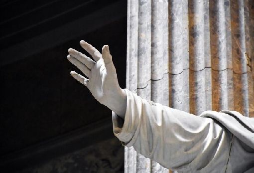 images/previews/news/2024/01/p-2024-01-05-ancient-statue-church-vatican-blessing-hand-vatican-city.jpg