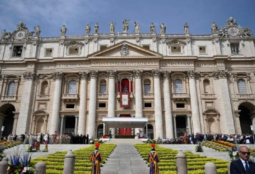 images/previews/news/2025/05/p-2025-05-10-Piazza_di_San_Pietro_Messa.jpg