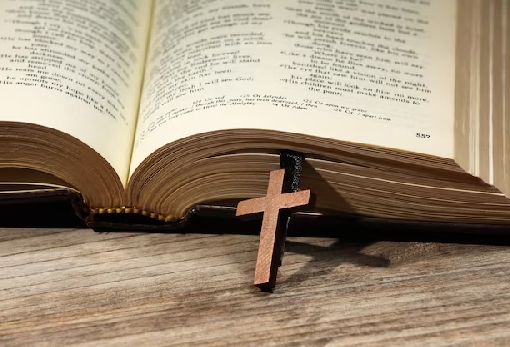 images/previews/news/2026/01/p-2026-01-10-bible-cross-wooden-table-closeup-religion-christianity_495423-96859.jpg